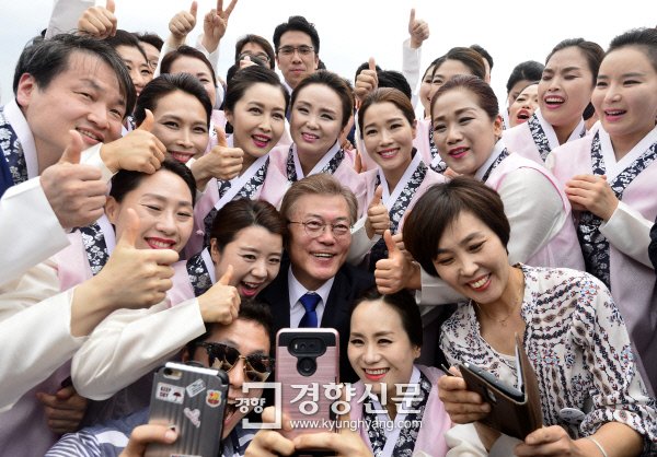 [경향포토]공연팀과 셀카 촬영하는 문재인 대통령 : 네이트 뉴스