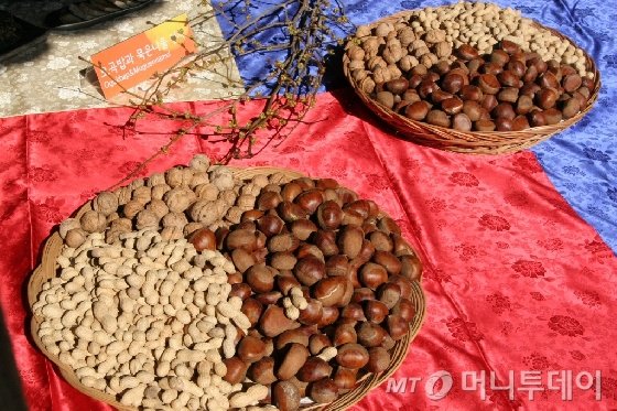 부럼 까고, 볏가릿대 세우고…정월대보름 즐기자! : 네이트 뉴스