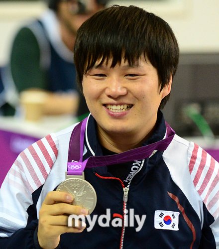 [MD포토] 사격 최영래, '은메달 들고 활짝' : 네이트 스포츠