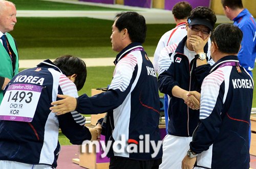[MD포토] 진종오·최영래, '금·은메달이 확정된 뒤' : 네이트 스포츠