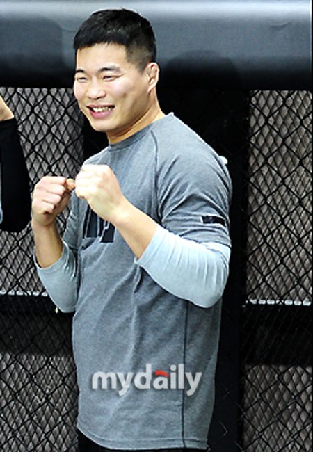 남의철, UFC 데뷔전서 토쿠도메에게 판정승 : 네이트 스포츠