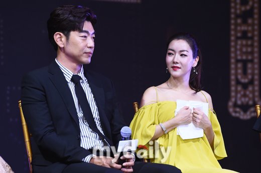[MD포토] 오소연 '이종혁 매력에 빠져드는 눈빛?' : 네이트 뉴스