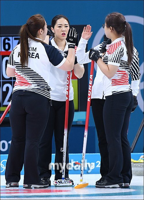 [MD포토] 한국 여자 컬링 대표팀 '그래 이거야' : 네이트 스포츠