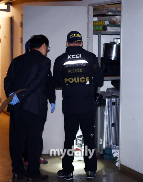 [MD포토] 조민기 숨진 장소 살펴보는 경찰 : 네이트 연예