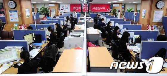 북적이는 국민행복기금 접수창구 : 네이트 뉴스