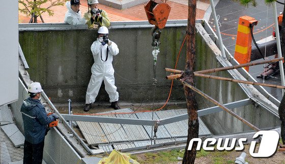 판교 추락사고 하중실험 '휘여지는 받침대' : 네이트 뉴스