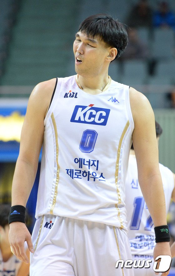 하승진 '오늘 몸이 안 따라주네' : 네이트 스포츠
