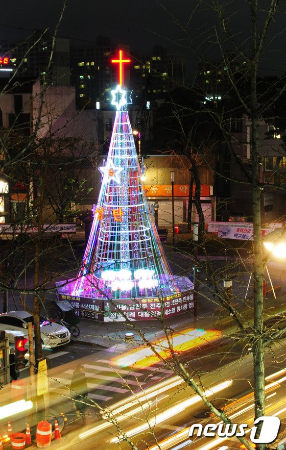 전주 오거리 광장에 설치되 대형 성탄트리 : 네이트 뉴스