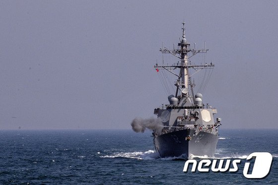 함포사격하는 미 이지스구축함 : 네이트 뉴스