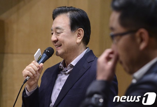 홍석현 전 회장 '미소' : 네이트 뉴스