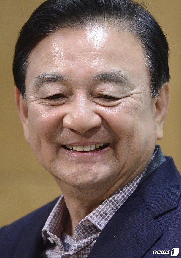 홍석현 전 회장 '씁쓸한 미소' : 네이트 뉴스