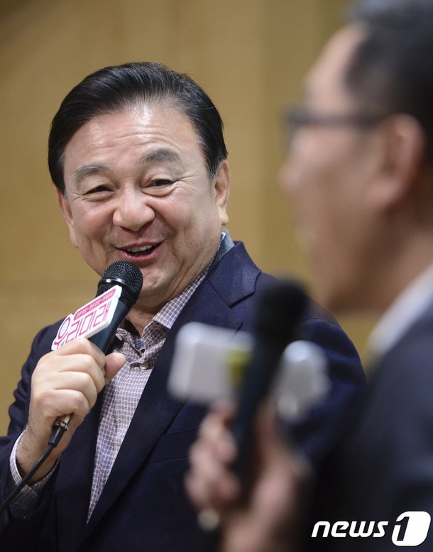 미소짓는 홍석현 전 회장 : 네이트 뉴스
