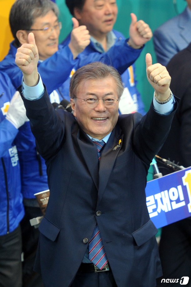 엄지 치켜든 문재인 : 네이트 뉴스