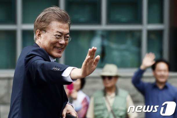 밝은 표정의 문재인 대통령 : 네이트 뉴스