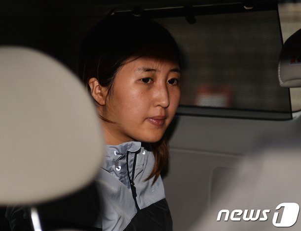 굳은 표정의 정유라 : 네이트 뉴스