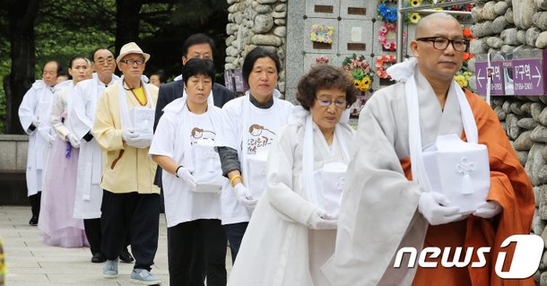 '무거운 발걸음' : 네이트 뉴스