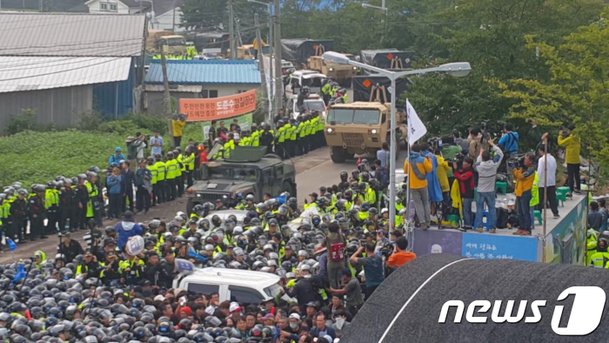 사드 발사대 4기 소성리 마을 통과…경찰-주민 '몸싸움' : 네이트 뉴스