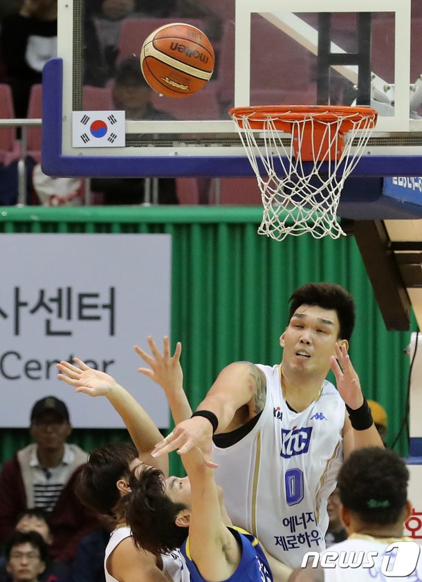 하승진 '이것이 파리채 블로킹' : 네이트 스포츠