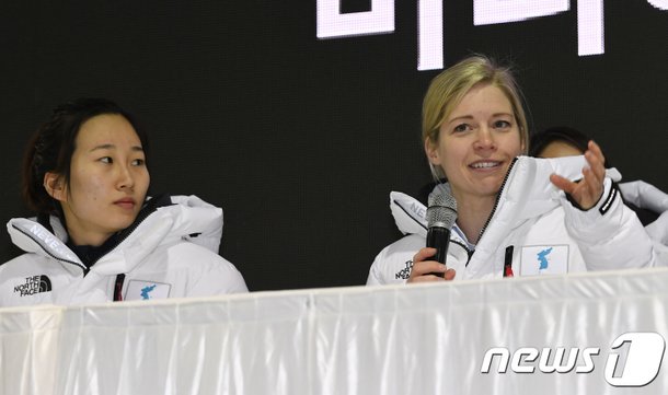 질문 받는 세라 머리 총감독 : 네이트 스포츠