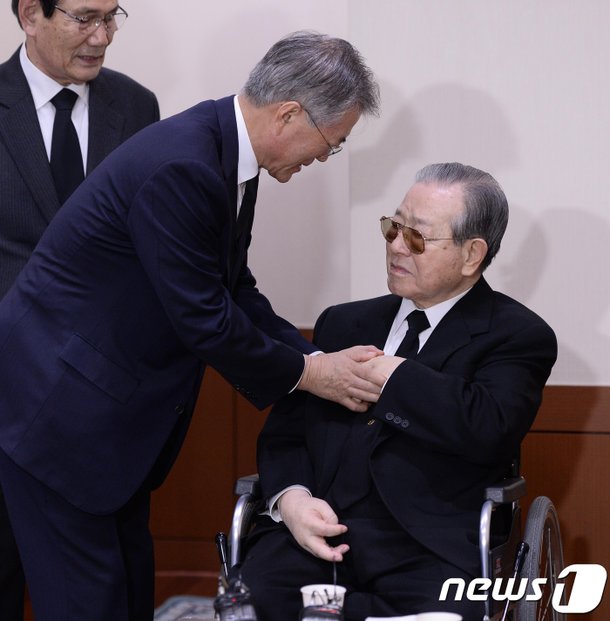 김종필 전 총리 별세…문재인 대통령과 악수 : 네이트 뉴스