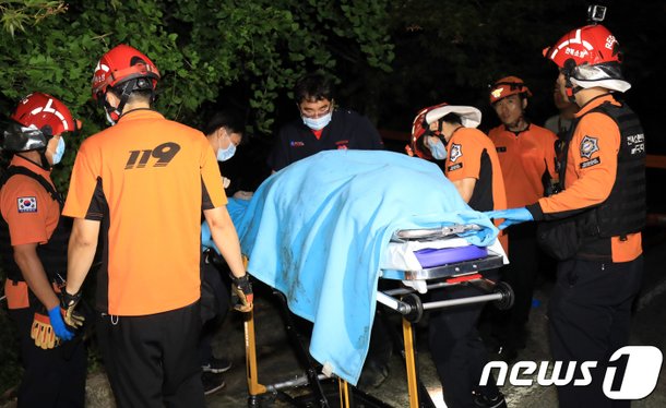 추락지점 300m 거리서 경비행기 잔해…1차 충돌후 추락? : 네이트 뉴스