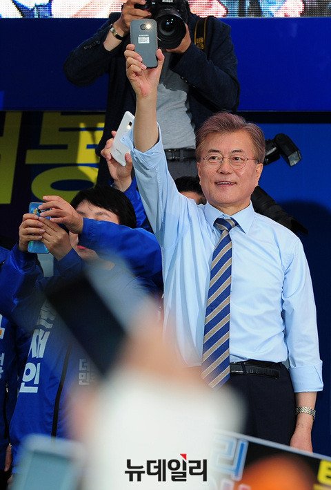 [포토] 고양유세, 플래시 퍼포먼스 하는 문재인 : 네이트 뉴스