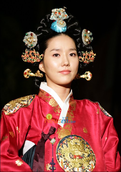 [포토엔]연기자 변신한 이진 ‘가채 잘 어울리네’ : 네이트 연예