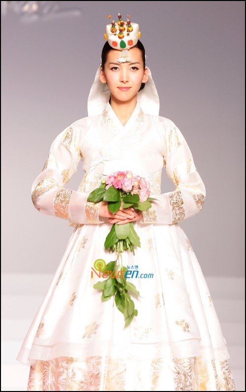 [포토엔]조바위 쓴 서단비, 쇼걸 맞아? : 네이트 연예