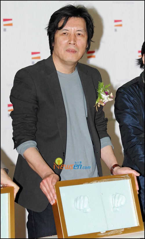 [포토엔]이창동 감독, 영화박물관에 주먹 도장 남겨요 : 네이트 연예