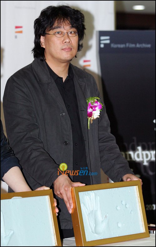 [포토엔]봉준호 감독, 한 손은 괴물 도장? : 네이트 연예