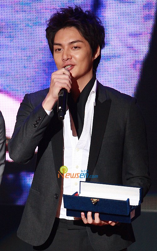 [포토엔]김준, 한류스타라는 칭찬도 과분한데 상까지... : 네이트 연예