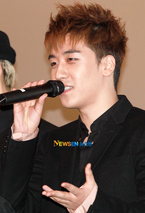 2011년 빅뱅 승리 기자간담회 마이크 사진