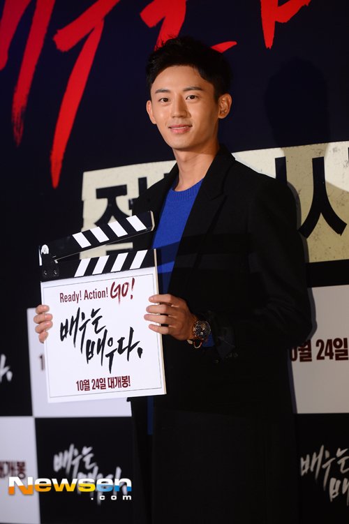 [포토엔]이지훈 '배우는 배우다 응원합니다' : 네이트 연예