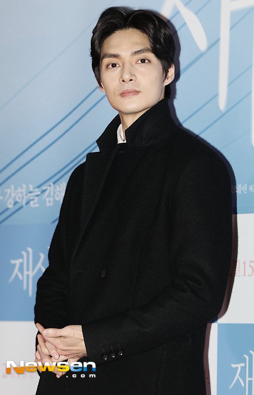 [포토엔]김준 '패션의 완성은 얼굴' : 네이트 연예