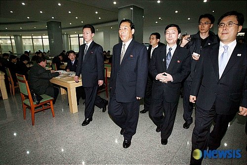 김책공업종합대 도서관 참관하는 경추위 대표단 : 네이트 뉴스