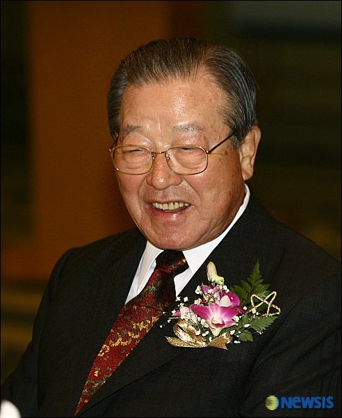환하게 웃는 김종필 전 총재 : 네이트 뉴스