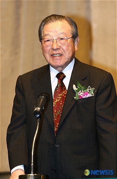 인사하는 김종필 전 총재 : 네이트 뉴스