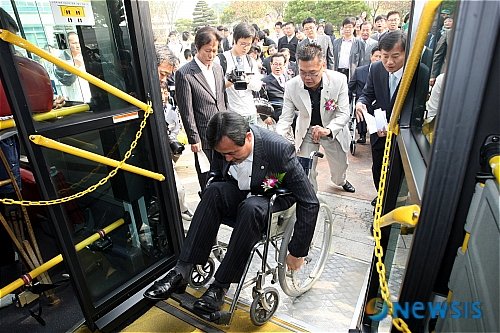 힘겹게 버스 타는 이기하 오산시장 네이트 뉴스