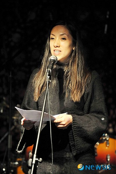 시낭송하는 Esperanza Maggay : 네이트 뉴스