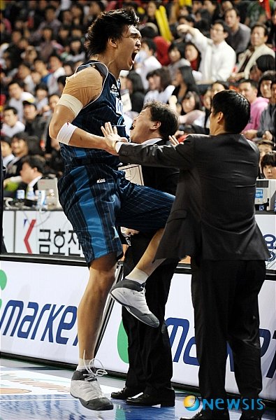 기뻐하는 하승진 : 네이트 스포츠