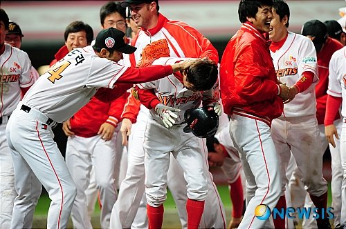 끝내기 홈런 조동화, '15연승 이끌었다!' : 네이트 스포츠