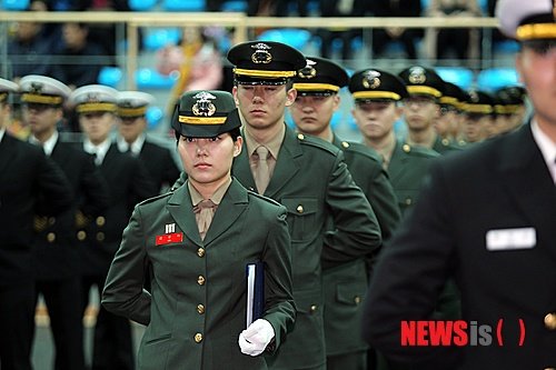 늠름한 모습의 여성 최초 해병 ROTC 김상아씨 : 네이트 뉴스