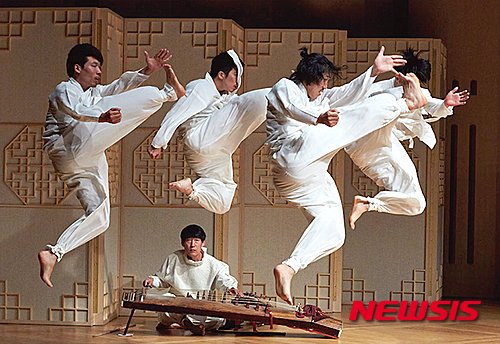 아쟁·동해안별신굿, 현대무용 만나다…'털다' : 네이트 뉴스
