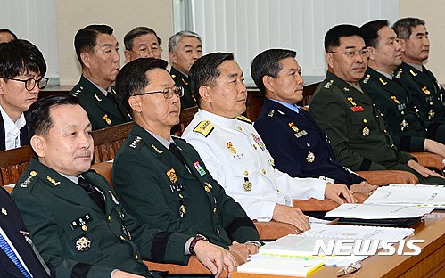 국방위 참석한 합참의장과 3군 참모총장 : 네이트 뉴스