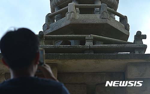 [금주 뉴시스 포토②] 지진으로 파손된 불국사 다보탑 옥개석 : 네이트 뉴스