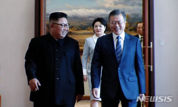 남북 정상, 2일차 회담 위해 입장 : 네이트 뉴스