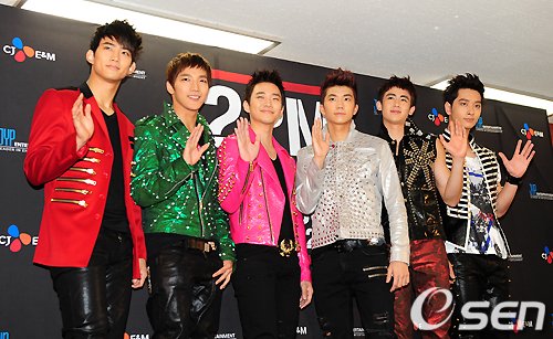[사진]2PM, '매력적인 손인사' : 네이트 연예