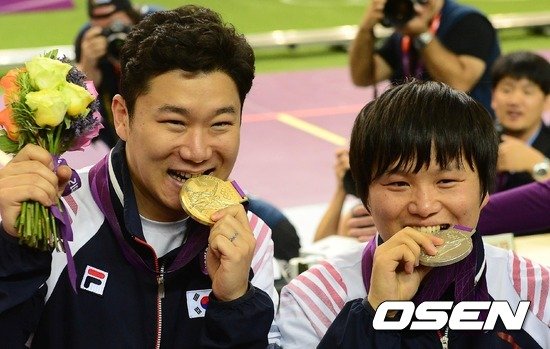 [사진] 진종오 최영래,'밝은표정으로 금,은메달을 깨물며' : 네이트 스포츠