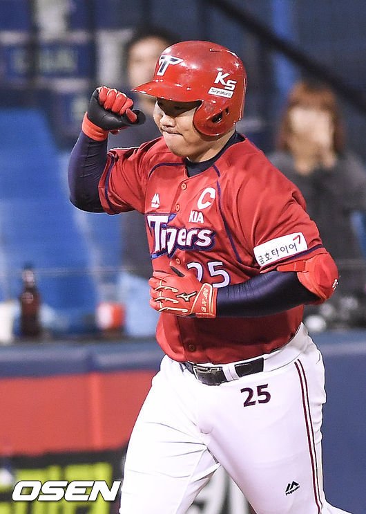 [사진]역전 만루포 이범호,'주먹 꾹!' : 네이트 스포츠