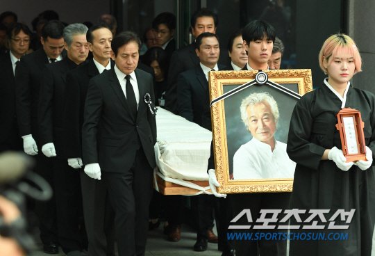 [포토] 영화계의 큰 별 신성일 발인 : 네이트 연예